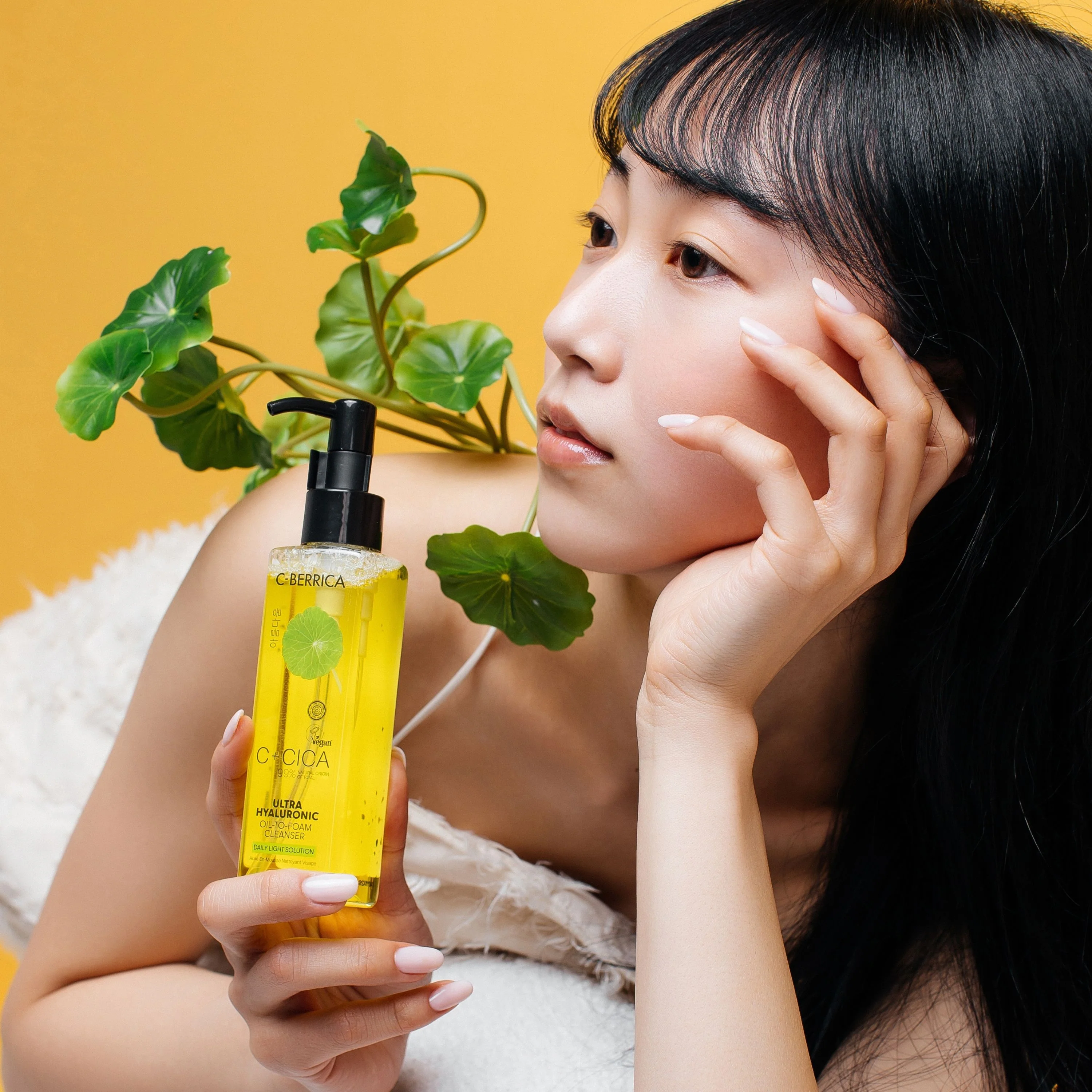 C+CICA C-BERRICA ULTRA HYALURONIC OIL-TO-FOAM CLEANSER - daily light solution. (150ml) - Image 6